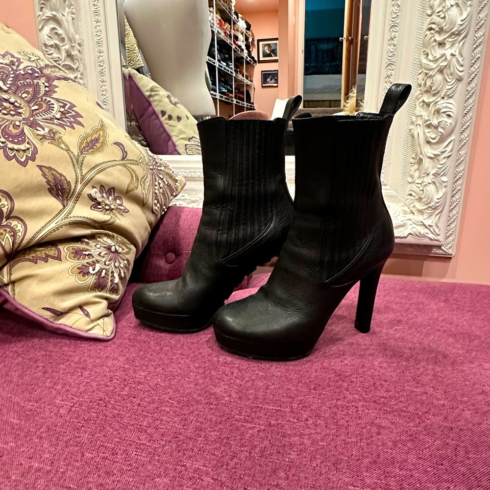 Genuine Gucci - Black Soft Leather Platform - Genuine Designer Bootie. - Picture 1 of 4